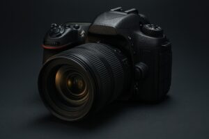 一眼レフカメラの斜めビュー（黒背景）