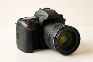 一眼レフカメラのレンズアップ（明るい背景）