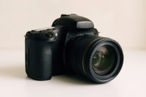 一眼レフカメラのサイドビュー（明るい背景）