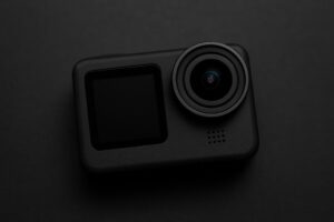 アクションカメラの正面クローズアップ（黒背景）