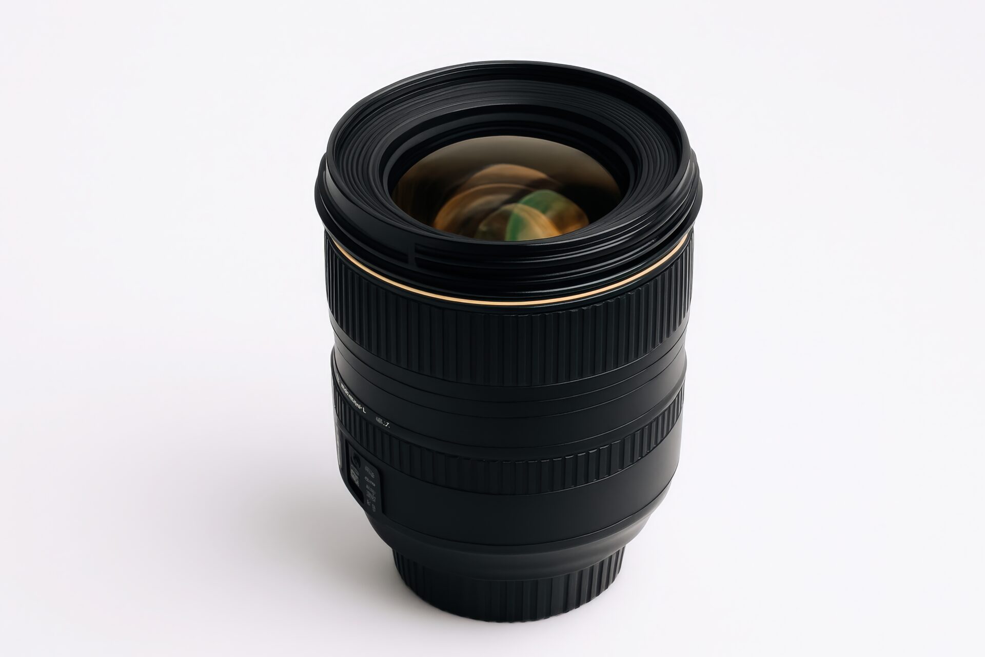 カメラレンズのクローズアップ（白背景・金リング）