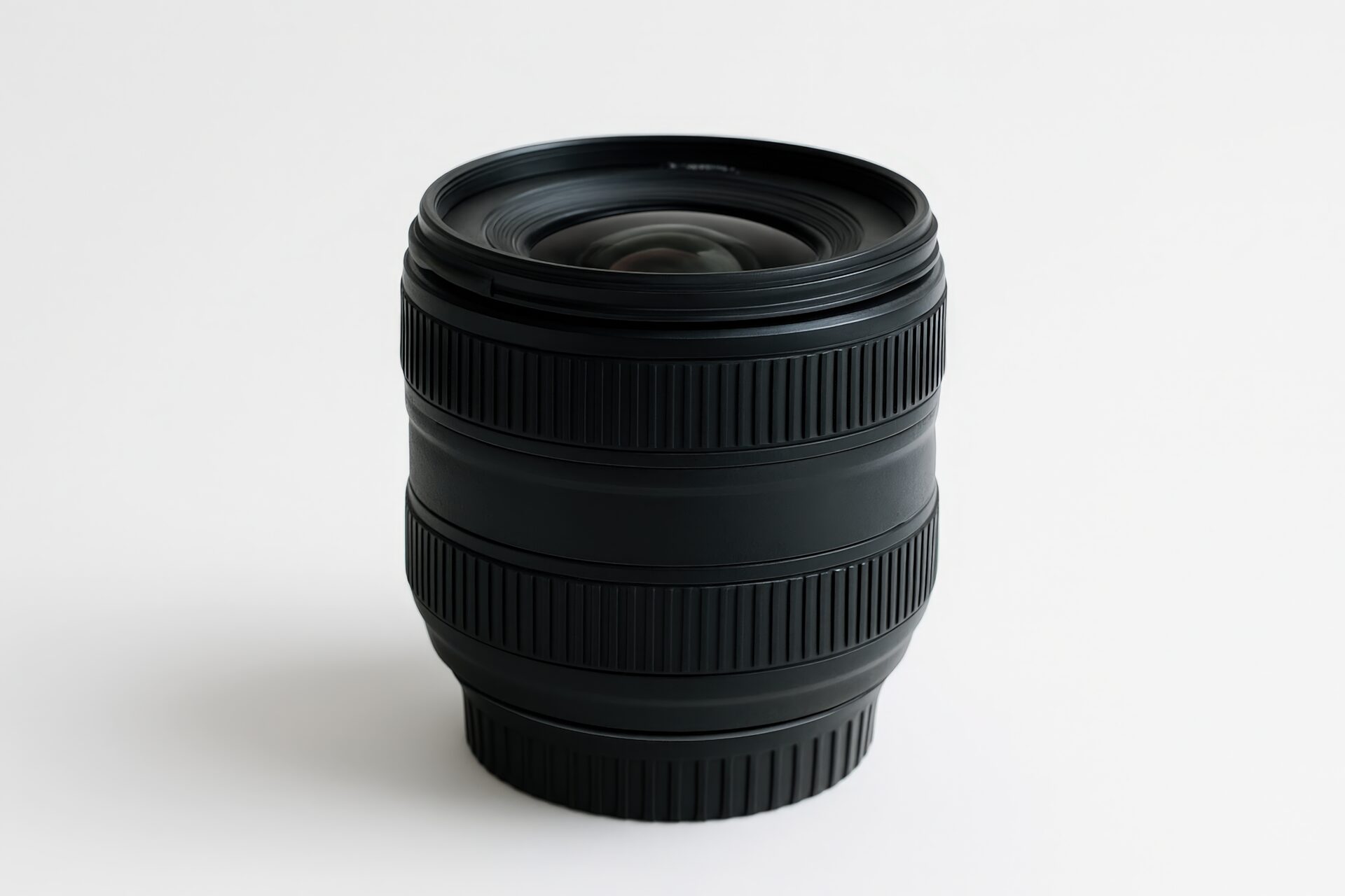 シンプルな白背景の広角レンズ