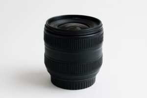 シンプルな白背景の広角レンズ