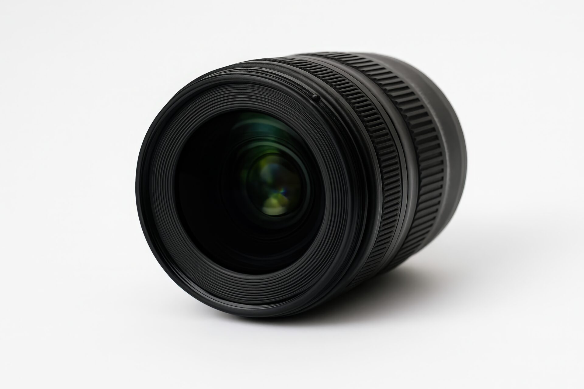 斜め上から見たカメラレンズのクローズアップ