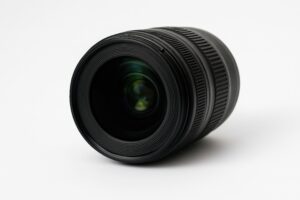 斜め上から見たカメラレンズのクローズアップ