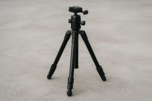 コンクリート上に設置された三脚