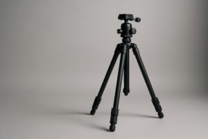 グレー背景で斜めから見た三脚