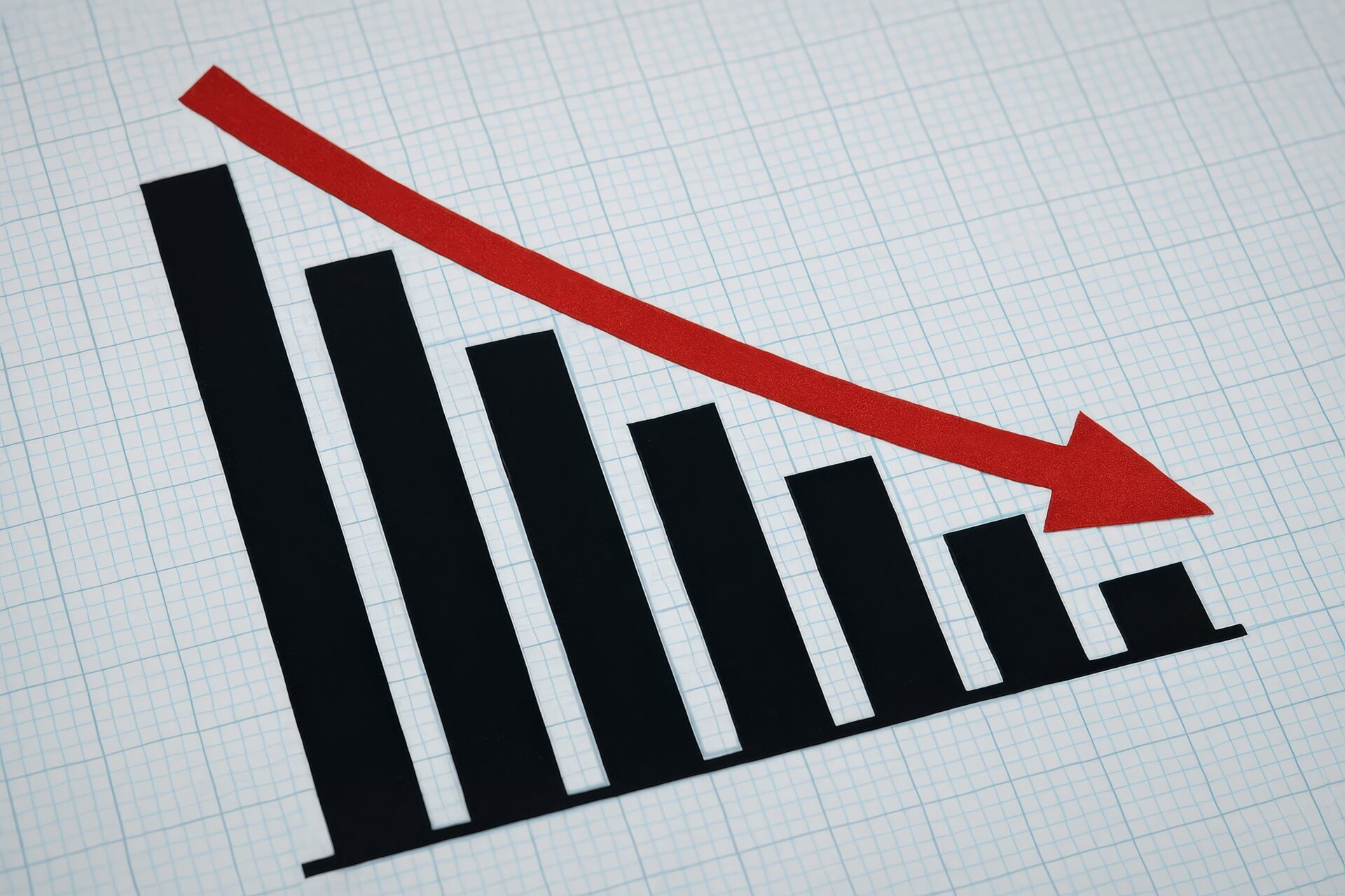 グラフ用紙に描かれた赤い下落矢印