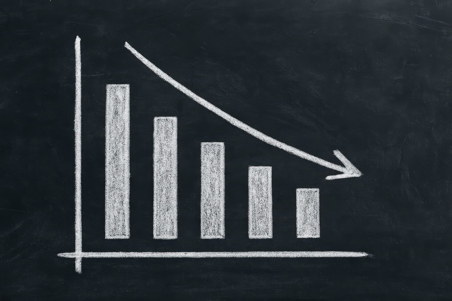 黒板に描かれた下落グラフ（チョーク）