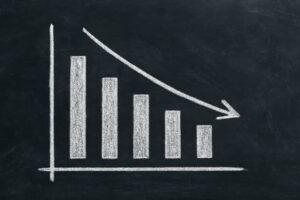 黒板に描かれた下落グラフ（チョーク）