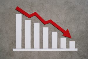 白い棒グラフと赤い矢印の減少チャート