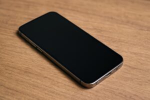 木製テーブル上のスマートフォン（電源オフ）