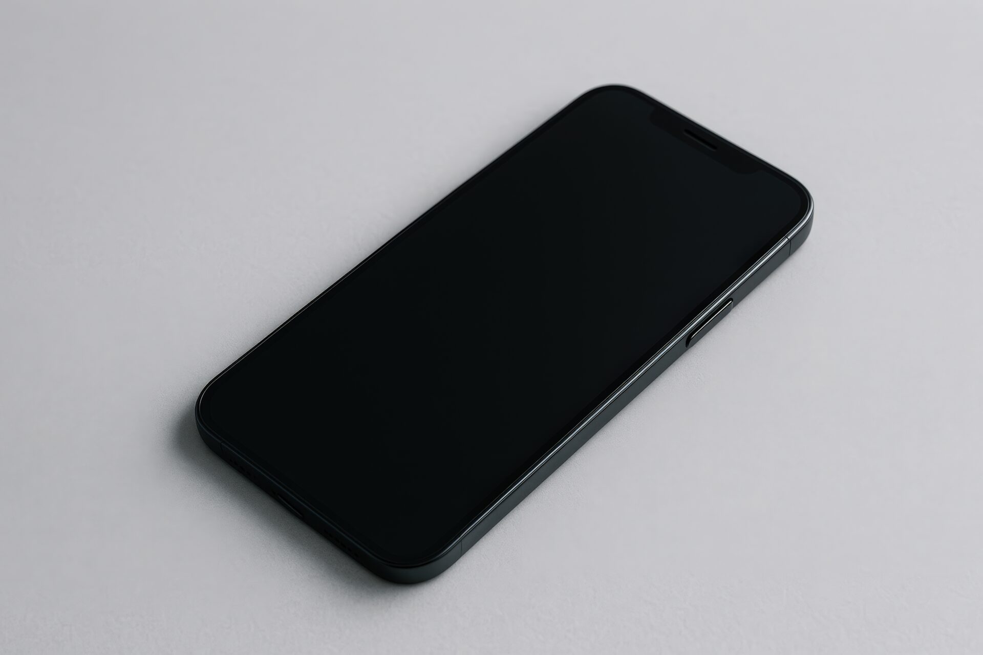 グレー背景のスマートフォン（電源オフ）