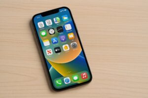 斜め構図のスマートフォンとアプリ画面