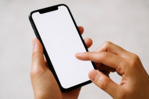 スマートフォンをタップする手