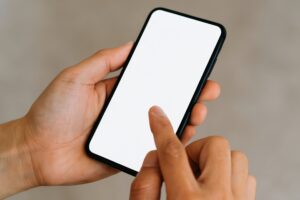 スマートフォンを両手で操作する様子