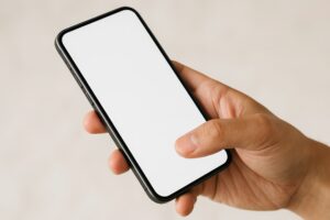 スマートフォンを持つ手と白い画面