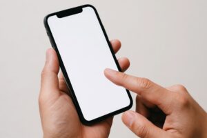 スマートフォンをタップする指と手元