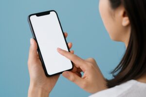 青背景でスマートフォンをタップする様子