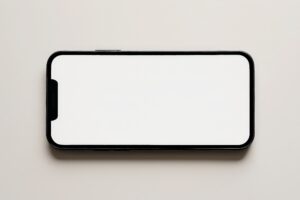 横向きに置かれたスマートフォン（白画面）