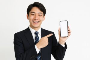 スーツ姿でスマートフォンを指差す男性（白背景1）