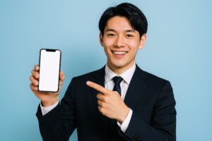 スーツ姿でスマートフォンを指差す男性（青背景2）