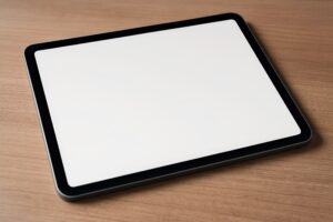 デスクに置かれたタブレット（斜め上から）
