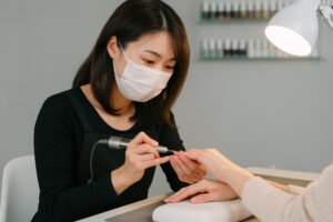 ネイル施術中の様子（マスク着用）