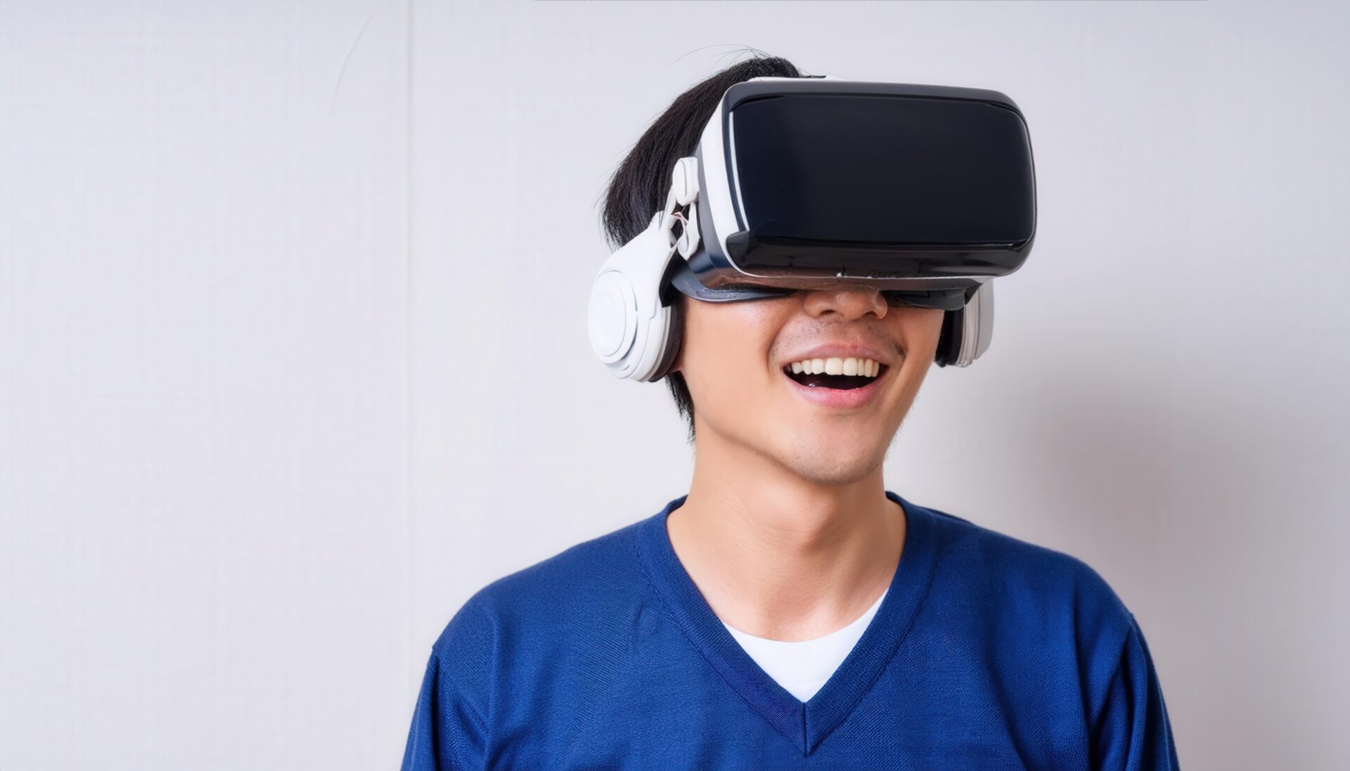 VRゴーグルを装着した男性（青い服）