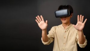 VRゴーグルを使う男性（黒い背景）