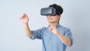 VRゴーグルを使用してジェスチャーする男性