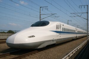 新幹線の走行（青空と電線）