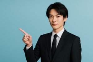 冷静な表情で指をさすスーツ男性