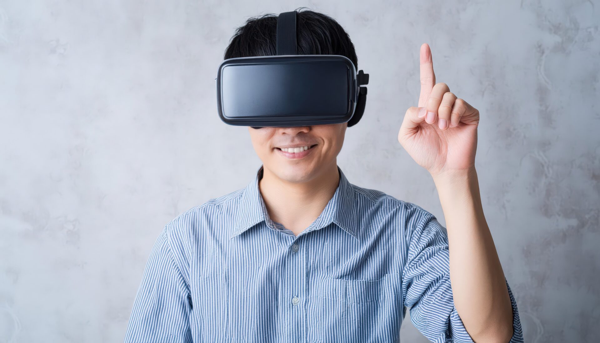 指を立てた男性がVRゴーグルを装着している