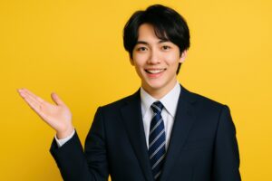 スーツ姿で片手を上げて紹介する若い男性