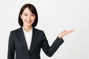 スーツ姿の女性が笑顔で片手を広げて紹介する様子