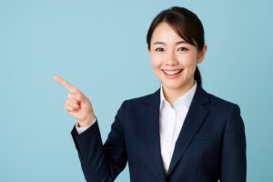 水色背景でスーツ姿の女性が指差して案内する様子