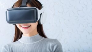 VRゴーグルを装着した笑顔の女性