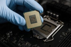 CPUをソケットに取り付ける作業中の半導体チップ