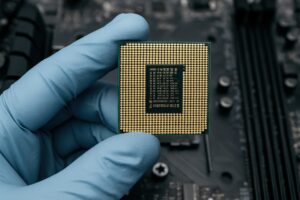 青い手袋で保持された高性能CPU