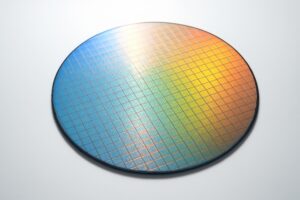 虹色に輝くシリコンウェハーのクローズアップ