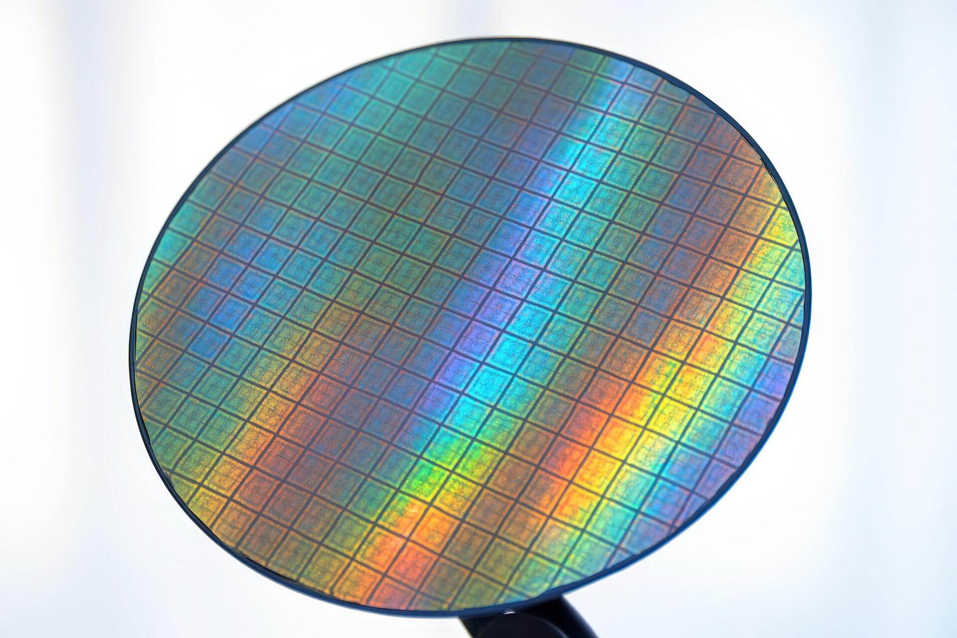 光沢のあるシリコンウェハーと反射する虹色の模様