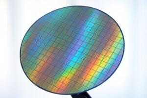 光沢のあるシリコンウェハーと反射する虹色の模様