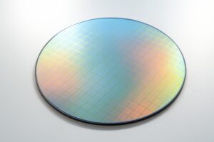 白背景に置かれたシリコンウェハーのアップ