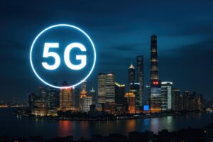 5Gネットワークと都市の夜景