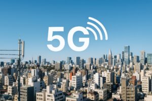 5G通信と高層ビル群の風景