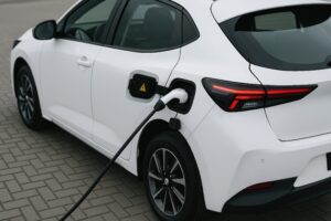 電気自動車を充電スタンドで充電