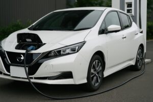 電気自動車のフロント充電シーン