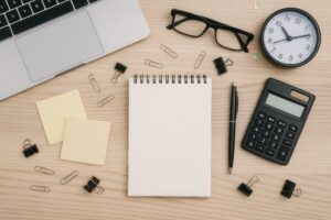 時計と眼鏡が置かれたシンプルなオフィスデスク