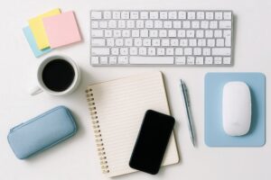 白いデスクに置かれたカラフルな付箋と文房具